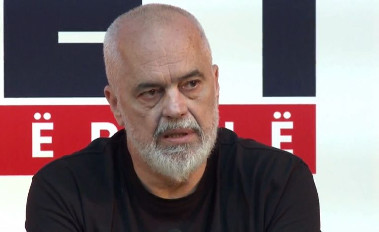 Rama publikon fotot: Dy fytyrat e një simboli të thirrjes për diasporën në protestë