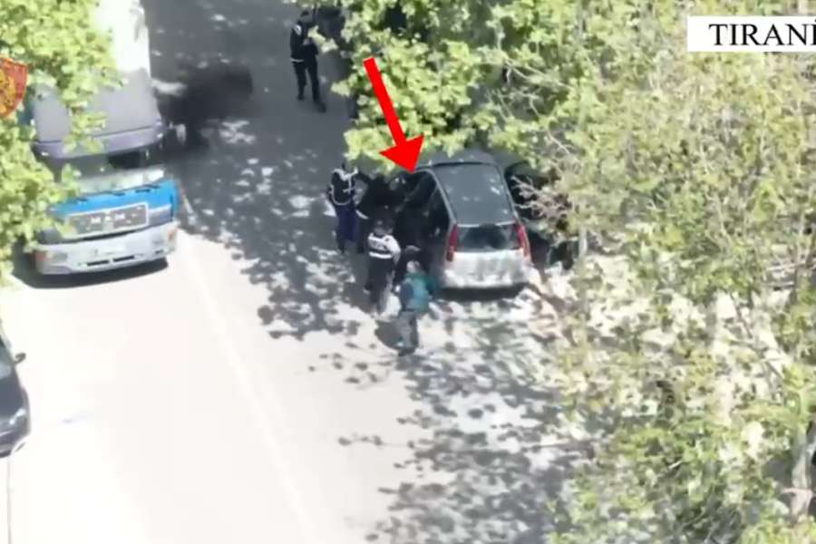 VIDEO/ U kap me 3 armë zjarri në makinë, momenti kur arrestohet 48 vjeçari në Tiranë