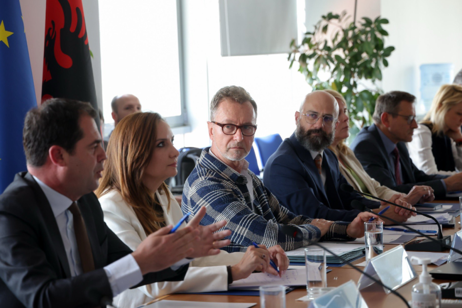 Gonzato takim me ambasadorët dhe deputetët e PD, në fokus reforma zgjedhore dhe territoriale