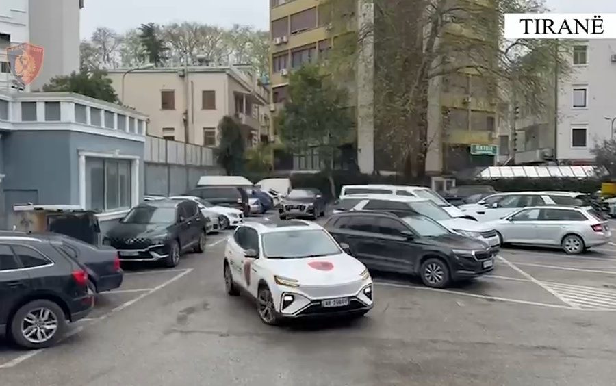 Trafikuan në Shqipëri makinat e vjedhura nga Gjermania dhe Zvicra, procedohen dy persona në Tiranë