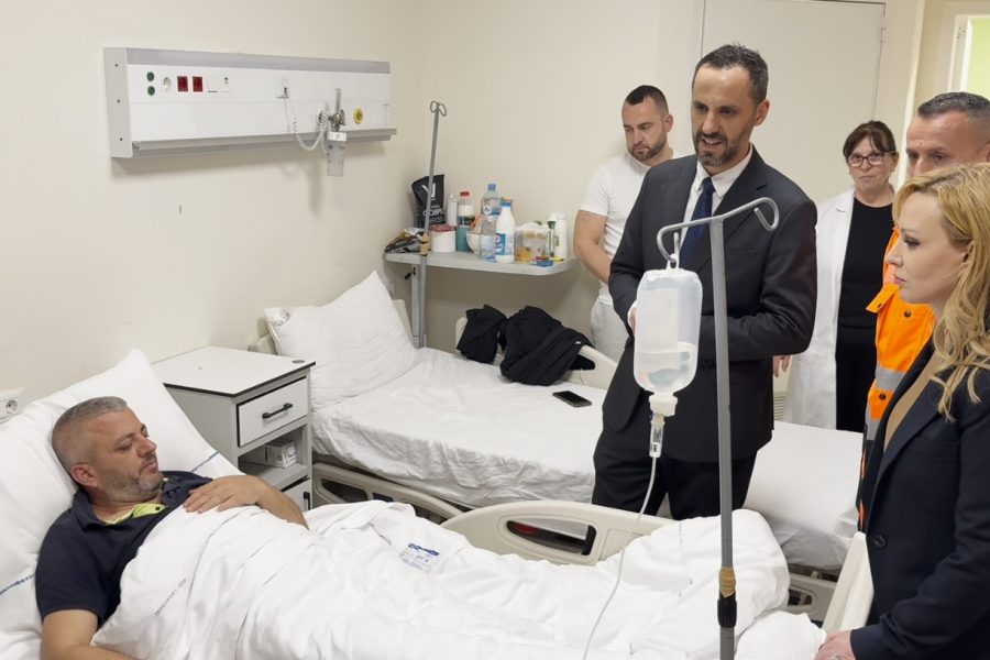 Zjarri në një pallat në Tiranë, Lamallari viziton në QSUT zjarrfikësit dhe qytetarët e lënduar