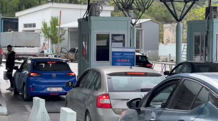 Rritet fluksi në Kakavijë pas Pashkëve, emigrantët rikthehen drejt Greqisë
