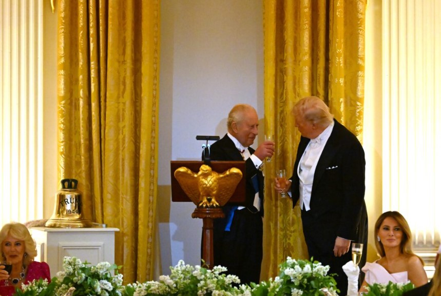 Mbreti Charles i dhuron Presidentit Trump këmbanën origjinale nga anija e Luftës së Dytë Botërore