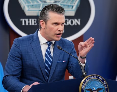 Hegseth paralajmëron Iranin: Po ju vëzhgojmë, zgjidhni me mençuri