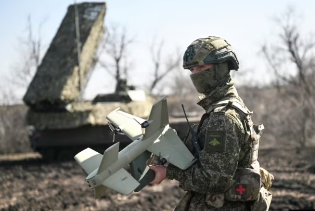 Shkatërrues të rinj dronësh në frontin e luftës në Ukrainë