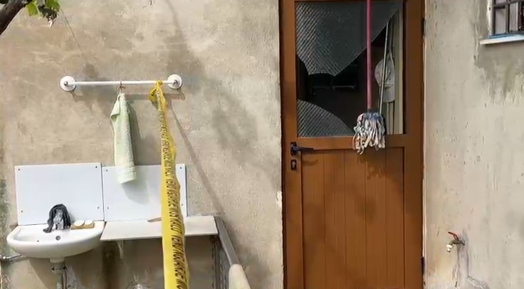E rëndë në Fier, dyshohet se hyri për të vjedhur banesën, gjendet i pajetë 40-vjeçari