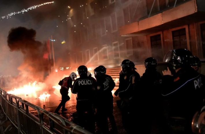 U kapën në flagrancë me molotov, jepet vendimi për 11 të arrestuarit nga protesta e PD (EMRAT)