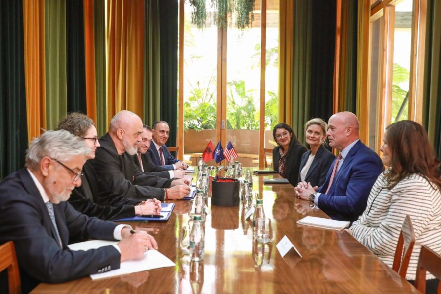 Vizita në Shqipëri, ambasadori Whitaker zbulon detaje nga takimi me Ramën dhe turi mbi Bazën Ajrore të Kuçovës