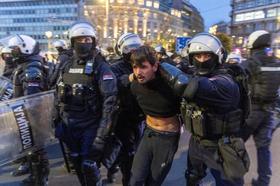 Kontrolli në universitet shkakton tensione në Serbi, studentët dhe protestuesit përleshen me policinë