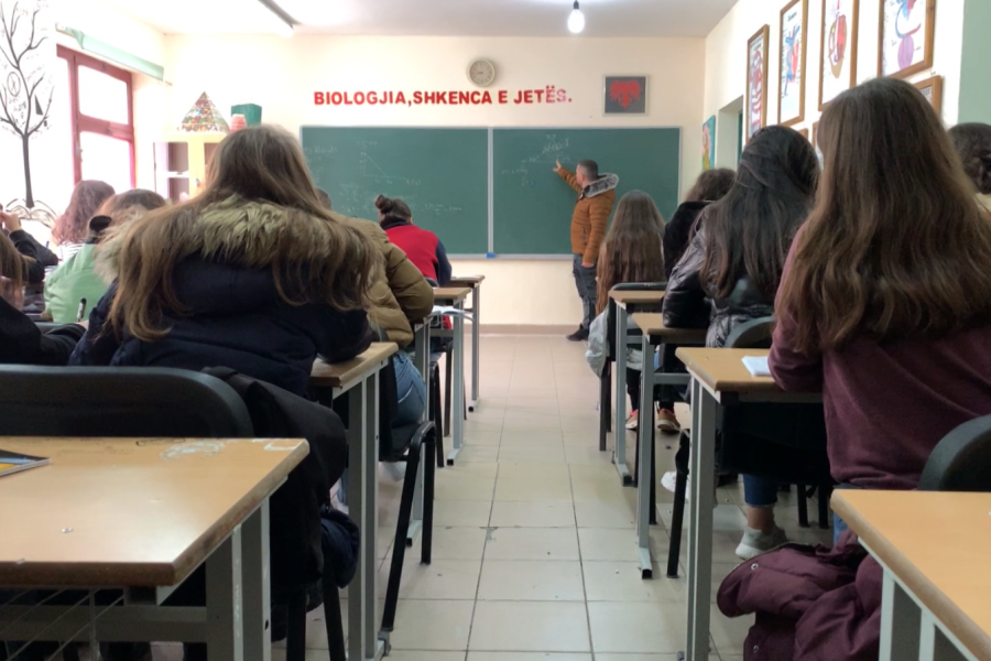 Shqipëria me përfshirje të lartë në arsim por emigracioni dhe lindjet e ulëta tkurrin numrin e nxënësve