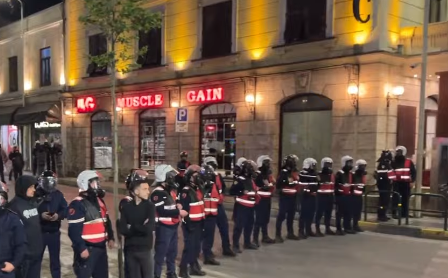Autoboti dhe forca të shumta pranë Parlamentit, policia “blindon” rrugët