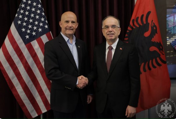 Begaj takohet me kongresmenin amerikan në Teksas, në fokus partneritetit midis dy vendeve