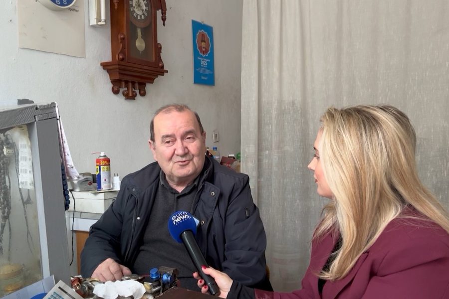 Një jetë mes orëve, mjeshtri në Elbasan ruan një zanat që po zhduket