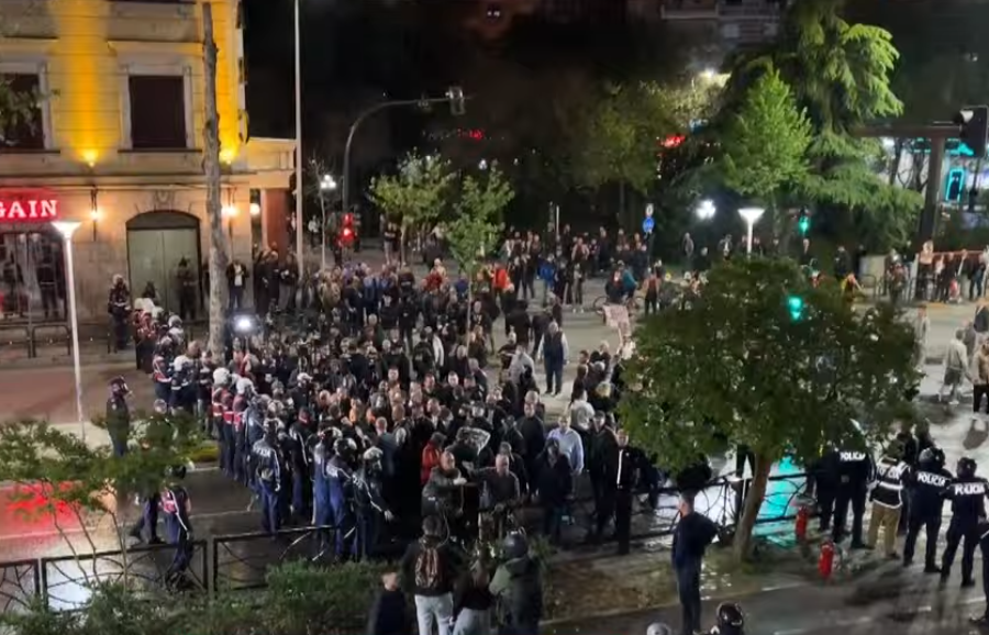 Policia ndalon protestuesit të shkojnë drejt Parlamentit, hidhet ujë ndaj tyre