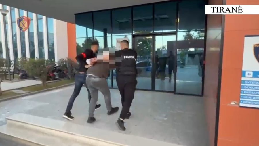 Iu gjetë në banesë pistoletë dhe municione, arrestohet 44-vjeçari në Tiranë