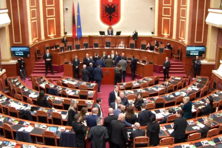 Peleshi i ndërpret fjalën Flamur Nokës, opozita rrethon foltoren e Kuvendit! Ndërpritet seanca