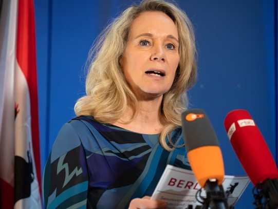 Ministrja gjermane e Kulturës jep dorëheqjen, shkak shpërndarja e parregullt e fondeve publike