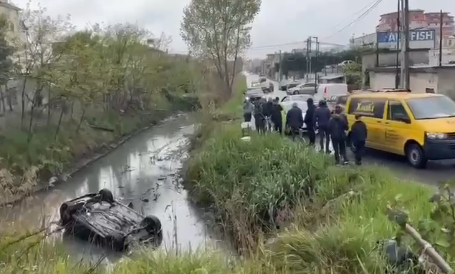 VIDEO/ Durrës, 24-vjeçarja humb kontrollin e mjetit dhe përfundon në kanal