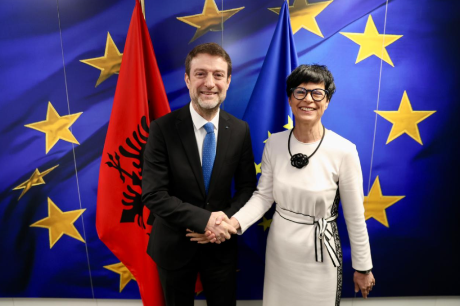 Hoxha takim me Komisioneren Kos në Bruksel: Reforma të qëndrueshme drejt BE-së