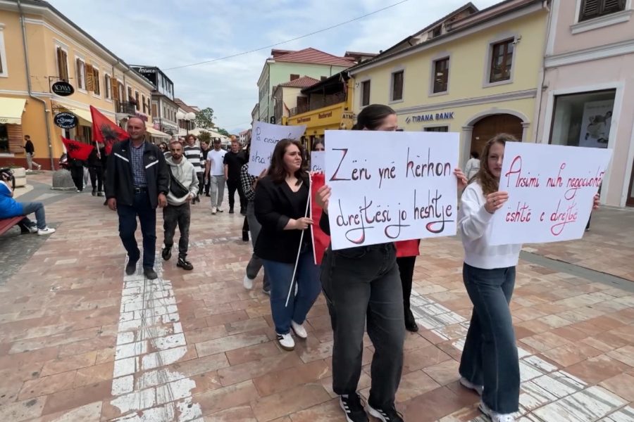 Qytetarët e Shkodrës solidarizohen me kërkesat e studentëve për provime në shqip