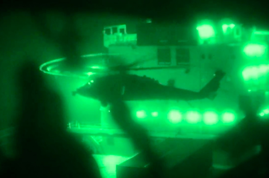 Video nga operacioni kur marinsat amerikanë zbarkojnë mbi anijen iraniane
