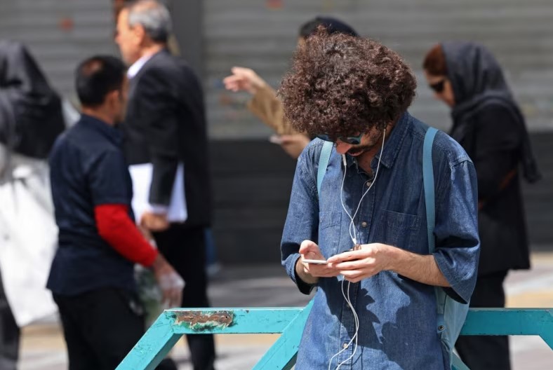 Ndalimi i internetit u vështirëson jetën edhe më shumë iranianëve në kohë lufte