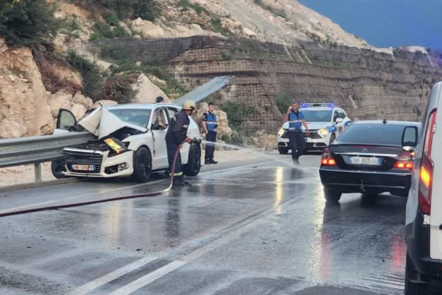 VIDEO/ Aksident në Orikum–Llogara, mjeti del nga rruga dhe përplaset me barrierat anësore