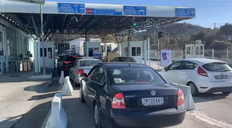 Kakavijë, ndërpritet procesi i kontrollit kufitar për shkak të një defekti, shkaktohet radhë e gjatë