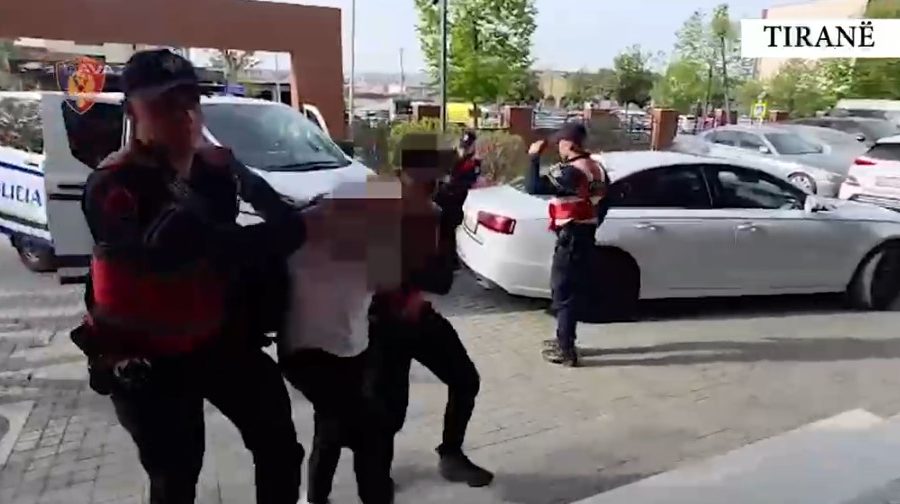 U kap me pistoletë në makinë, arrestohet 21-vjeçari në Tiranë! Pranga edhe shoferit