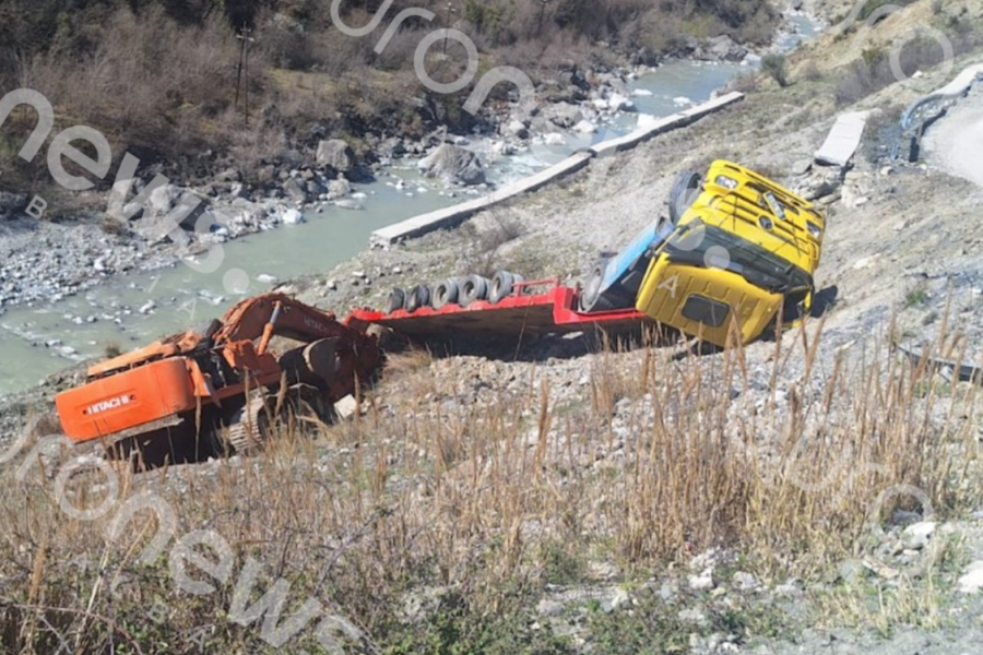 Po mbante ekskavatorin, përmbyset mjeti i tonazhit të rëndë në Moglicë
