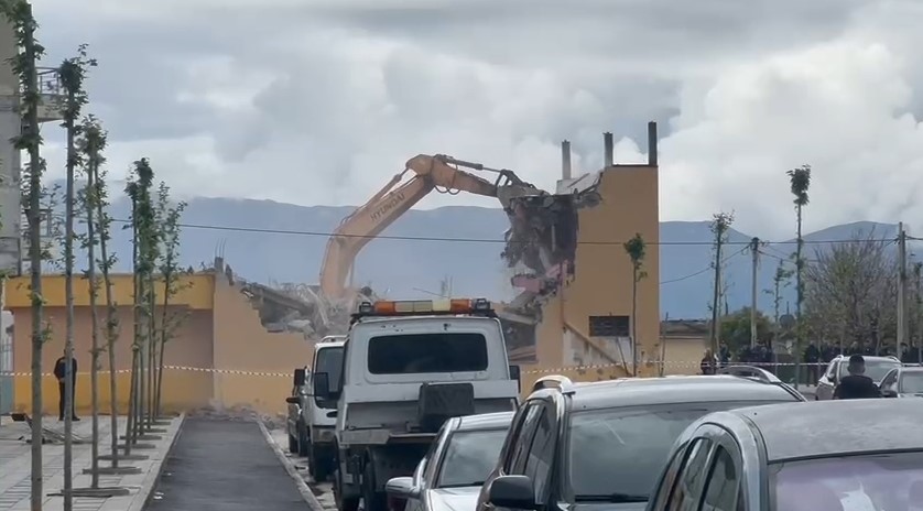 IKMT zbarkon në Vlorë, prishet ndërtesa që pengonte lidhjen e rrugës Transballkanike me Portin