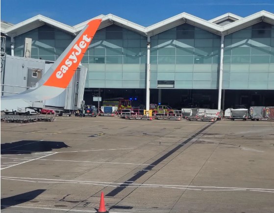 Vonesa fluturimesh dhe pasagjerë të bllokuar, evakuohet një pjesë e  aeroportit kryesor në Britani! Ja çfarë dyshohet