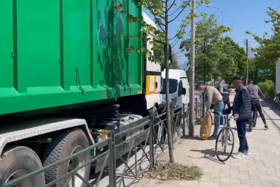 EMRI/ Aksident i rëndë në Kombinat, drejtuesi i motorit vdes pasi u përplas nga kamioni