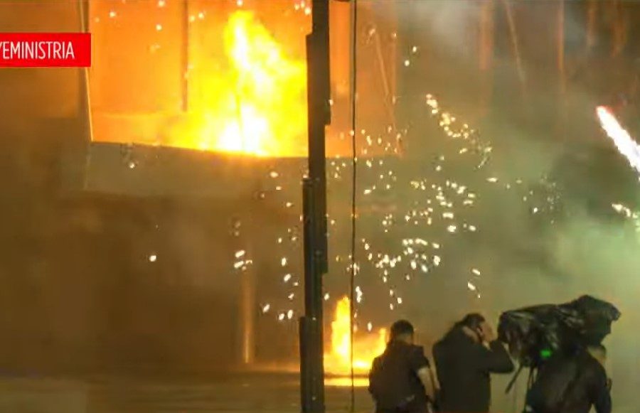 Tensionet në protestën e opozitës, reagon policia: 11 të arrestuar dhe 15 të proceduar! 45 molotovë të sekuestruar