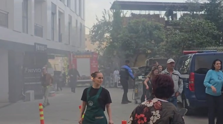 VIDEOLAJM/ Zjarri në Tiranë, momenti kur zjarrfikësit evakuojnë banorët