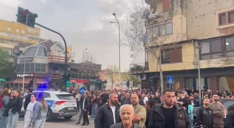 Zjarri në pallat, Ministria e Mbrojtjes: Dhjetëra mjete dhe forca të vendosura në terren për shuarjen e flakëve