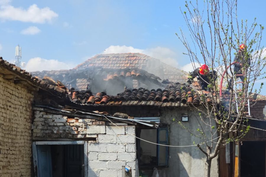 Përfshihet nga flakët një banesë në Pogradec, zjarrfikësit në vendngjarje