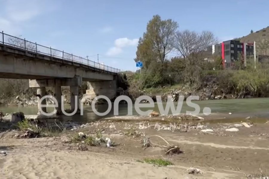 Lumi Shkumbin “mbytet” nga ndotja dhe mbetjet