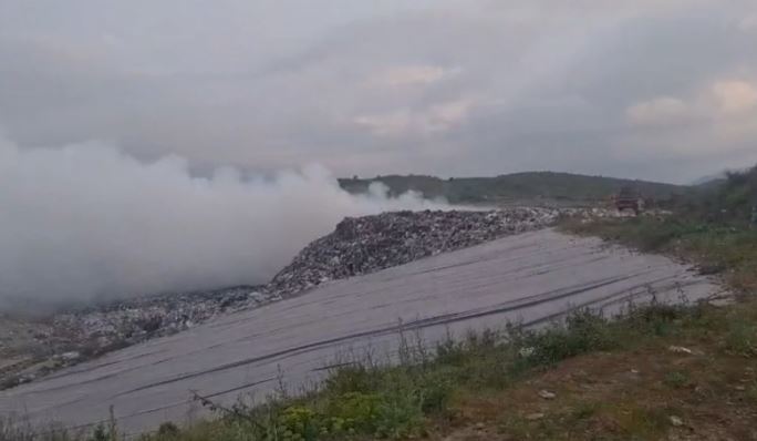 Vijon aktive vatra e zjarrit në landfillin e Bushatit, tymi “pushton” rrugën Shkodër-Lezhë