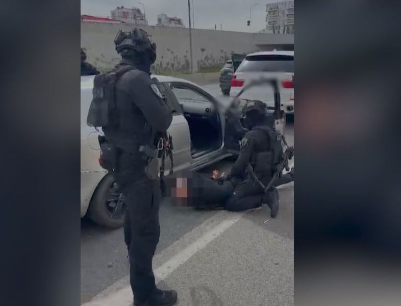 Tentoi të vriste me armë zjarri në Shkodër një 21-vjeçar, kapet dhe vihet në pranga autori