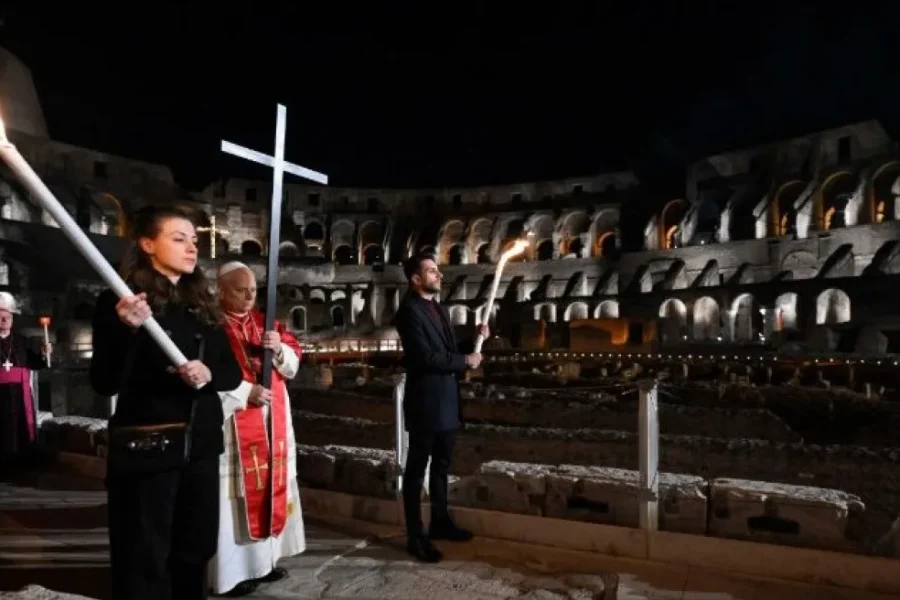 Pas më shumë se 3 dekadash, Papa mban Kryqin në 14 stacionet e “Udhës së Kryqit”