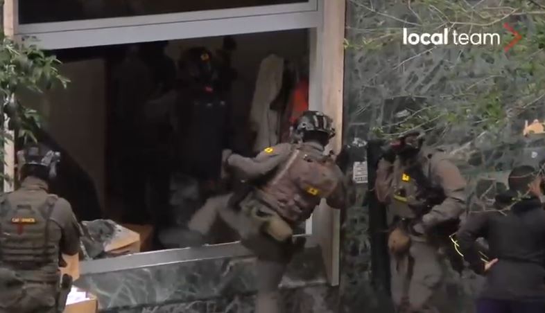 Grabitet banka në mes të Napolit, lirohen 25 pengjet por grabitësit zhduken përmes tunelit (VIDEO)