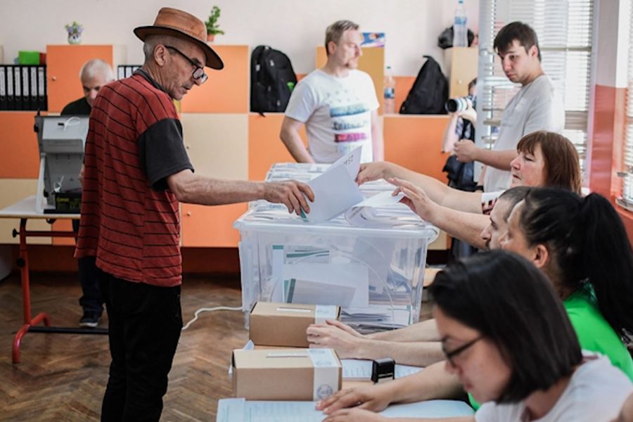 Bullgarët votojnë për qeverinë e re, ish-presidenti pro-rus favorit