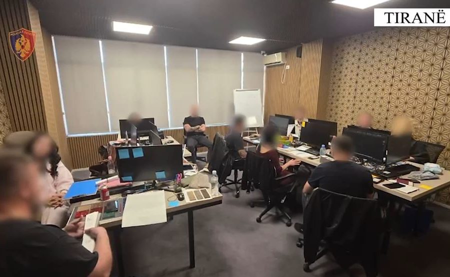 Mashtronin të huajt me bursa fiktive/ Zbulohet apartamenti i kthyer në call center, 2 në pranga