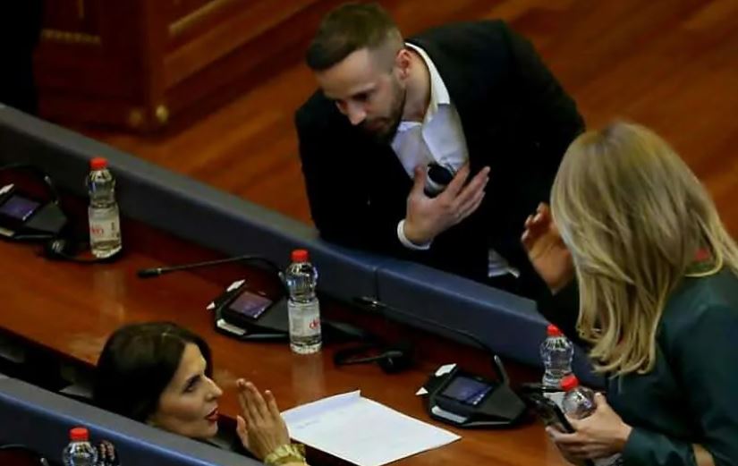 Albulena Haxhiu dënon gjuhën seksiste të deputetit Geci ndaj Vlora Çitakut