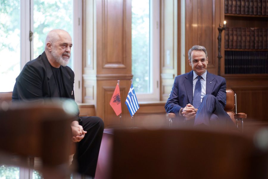 “Dokument partneriteti strategjik Shqipëri-Greqi” – Zbardhet takimi Rama-Mitsotakis. Batutat për veshjen