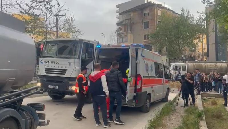Zjarrfikësit në “luftë” me flakët, vijojnë kontrollin në ambientet brenda pallatit në Tiranë