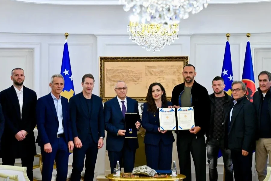 Osmani dekoron futbollistët e Kosovës: Përfaqësuat në mënyrën më të denjë shtetin tonë