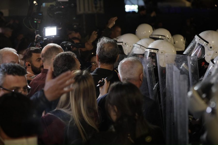 Tensione të forta në protestë, policia hedh spraj lotsjellës, deputetët e PD përplasen me efektivët