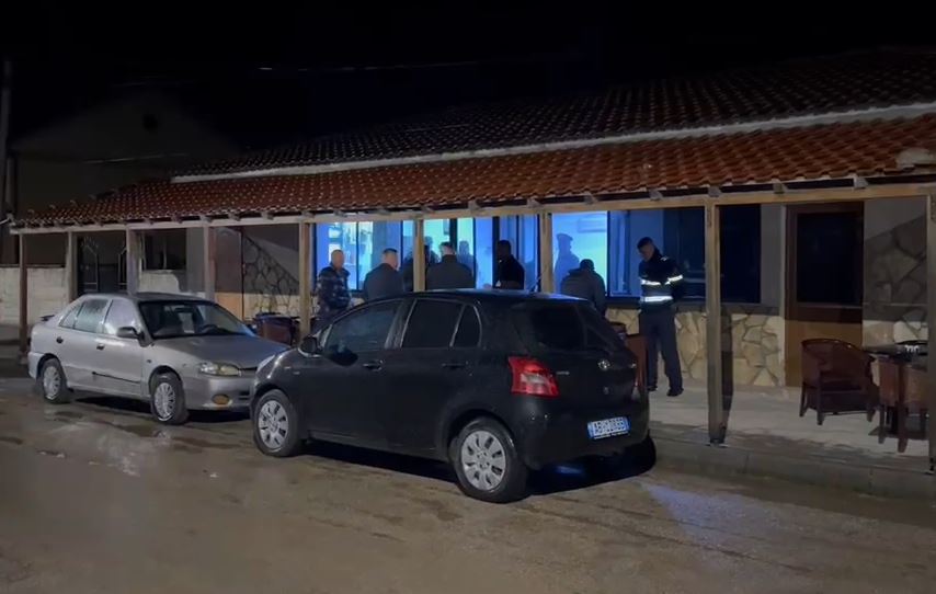 Plagosi me thikë të miturin, arrestohet 19-vjeçari në Korçë